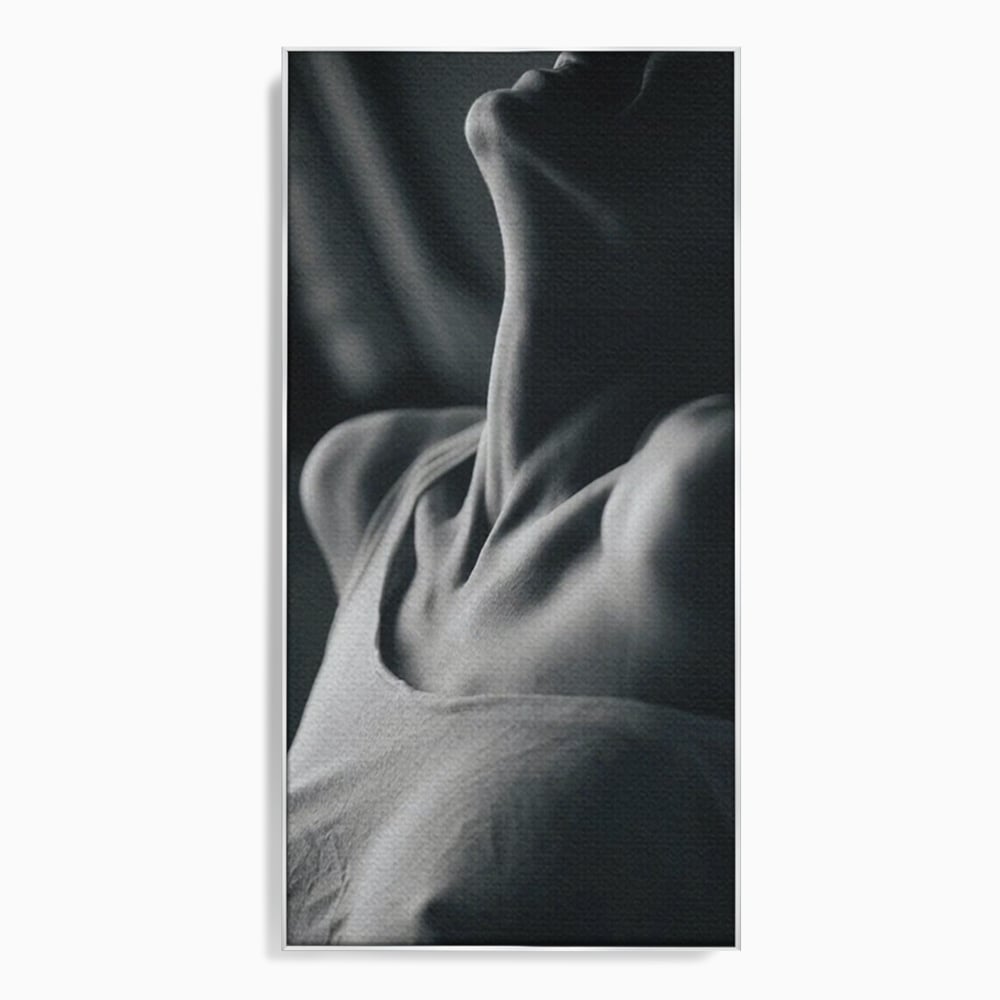 Tablou canvas cu fotografie alb-negru cu gatul arcuit al unei femei, in rama de aluminiu argintiu